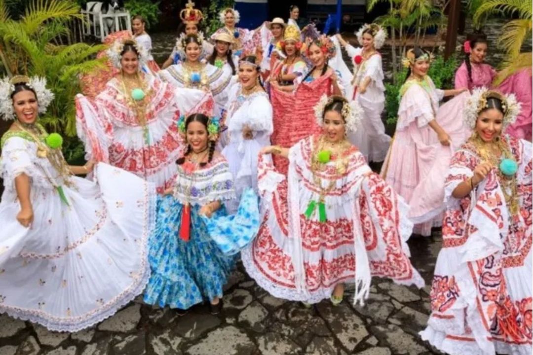 Desfile De Las Mil Polleras En Las Tablas Un Homenaje A La Tradición Y