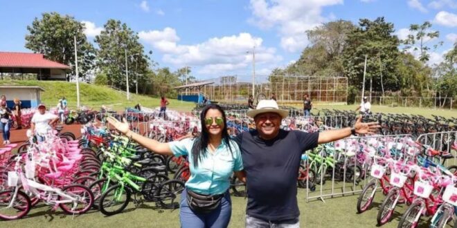 Empresario Raúl Pineda Dona 2000 Bicicletas en San Miguelito