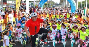 Raul Pineda, hace sonreír a 1,500 niños