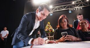 Rómulo Roux se reúne con las mujeres del CD