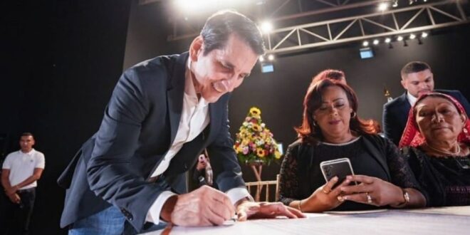 Rómulo Roux se reúne con las mujeres del CD