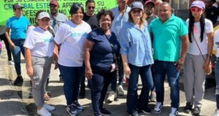 Rosario Turner, camina Colón rumbo al 5 de Mayo