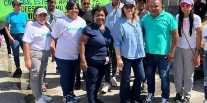 Rosario Turner, camina Colón rumbo al 5 de Mayo