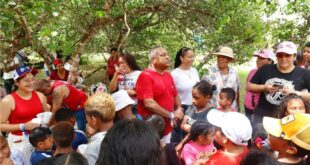 150 niños y sus padres visitan Summit, junto a Raúl Pineda