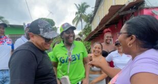 Gertrudis Kirton y José Ruiloba Tour con el Motor del Barrio, en el Corregimiento Arnulfo Arias