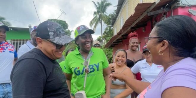 Gertrudis Kirton y José Ruiloba Tour con el Motor del Barrio, en el Corregimiento Arnulfo Arias