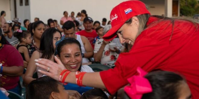 Julieta lidera a mujeres del PRD en recorrido casa por casa