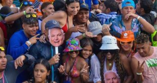 Martinelli salió a Carnavalear