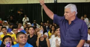 Mulino se reúne con cientos de jóvenes a la hora del debate presidencial