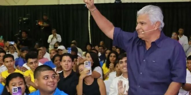 Mulino se reúne con cientos de jóvenes a la hora del debate presidencial