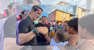 Rómulo Roux en plena caída