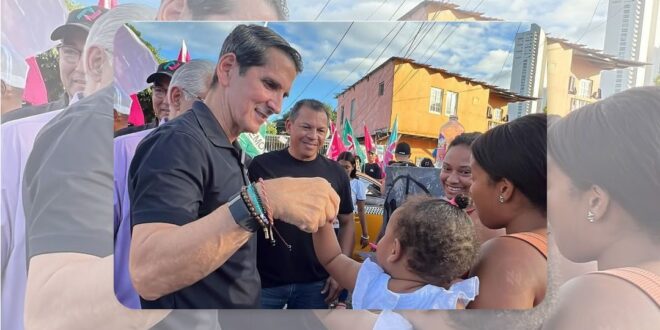 Rómulo Roux en plena caída