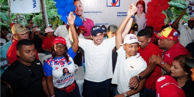 Turba de Nando Meneses, empaña recorrido de Gaby Carrizo al grito: !No Vas!