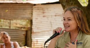 Vivían de Torrijos, comienza recorridos apoyando a su Esposo