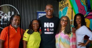 Franklin Robinson; si les ofrecen plata, zinc o una bolsa agárrenlo y voten a conciencia