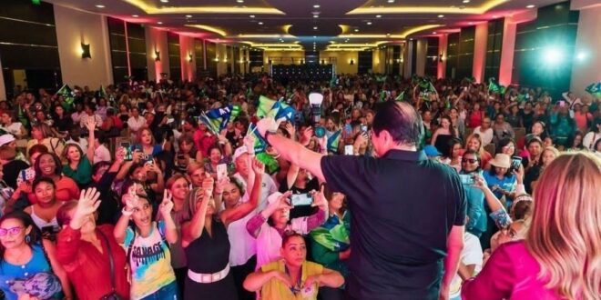 Frente a Miles de Mujeres, Martín Torrijos se compromete a un Gabinete Paritario