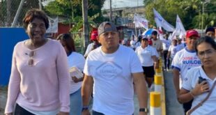 Gertrudis Kirton, junto a José Ruiloba caminan corregimiento Arnulfo Arias