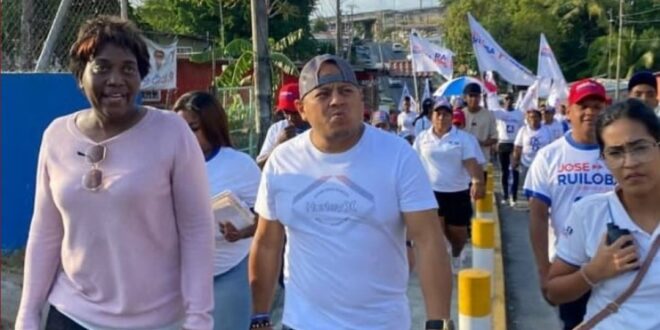 Gertrudis Kirton, junto a José Ruiloba caminan corregimiento Arnulfo Arias