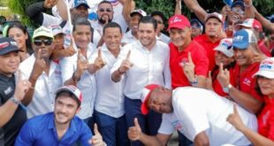Héctor Brands, recorre Pueblo Nuevo junto a Gaby Carrizo y Tito Lee