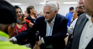 Ordenan retirar la foto de am Martinelli de la boleta de votación