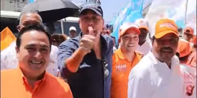 "Ricky" Alvarado, busca puerta a puerta los votos junto a Melitón Arrocha