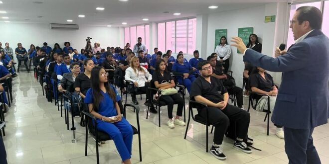 Martín propone que médicos hagan internado en hospitales privados certificados