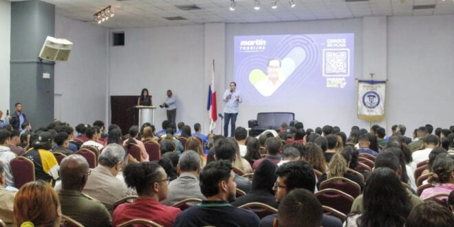 Martín Torrijos anuncia apoyo mensual para universitarios en Panamá