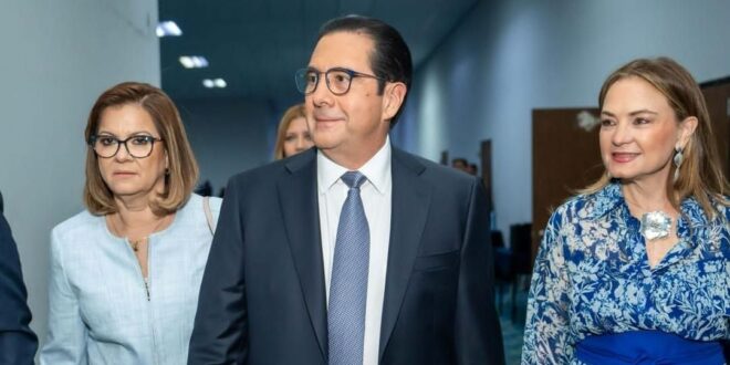 Martin Torrijos camina hacia el triunfo, junto a Vivian y Turner, liderando el Cambio