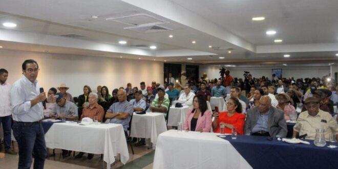 Más de 40 organizaciones sindicales anuncian respaldo a Martín Torrijos