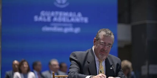 Un Gestor de Responsabilidad: El Presidente de Guatemala Reduce su Sueldo en un 25%