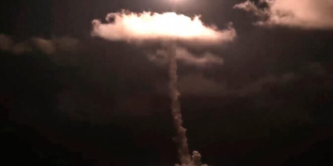 Rusia Despliega su 'Maza' Nuclear: El Letal Misil Bulava Entra en Servicio