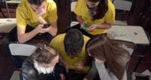 Nueva York Podría Prohibir el Uso de Celulares en las Escuelas
