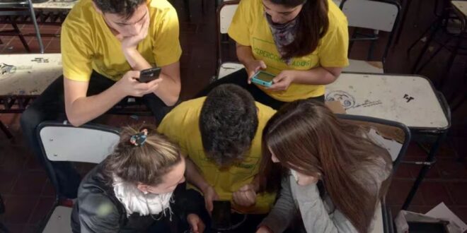 Nueva York Podría Prohibir el Uso de Celulares en las Escuelas