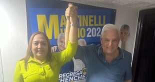 Oficial Ricardo Martinelli le alza la mano a Dana Castañeda