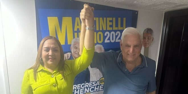 Oficial Ricardo Martinelli le alza la mano a Dana Castañeda