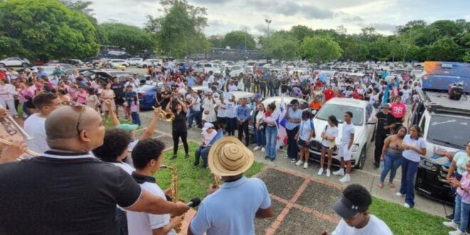 Realizan Caravana en Defensa de La Familia