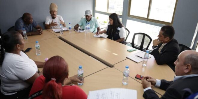 Autoridades de la Alcaldía se reúnen con buhoneros para formalizar sus negocios