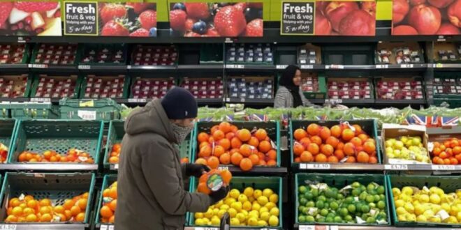 Crisis Alimentaria en EE.UU.: Trabajadores Se Endeudan para Comprar Comida