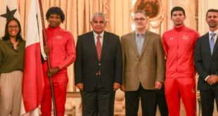 Presidente Mulino entrega el Pabellón Nacional a la boxeadora Atheyna Baylon
