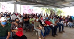 Caos en la JJ. Vallarino la sala de espera es bajo techo de Zinc afuera
