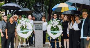 Martín le lleva flores a su padre al Mausoleo