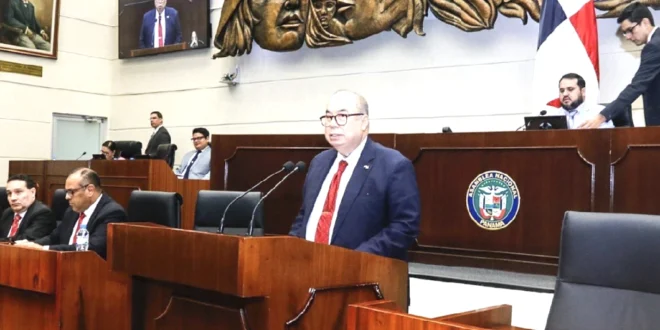 Enrique Lau Cortés comparece ante la Asamblea Nacional para responder sobre adjudicación de contratos y planillas en la CSS