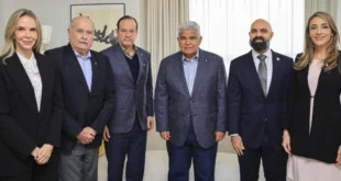 Presidente Mulino llega a París para estrechar la relación con Francia