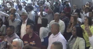 Protesta masiva en la Asamblea Nacional: 500 representantes y 100 alcaldes se unieron para exigir que se mantenga el presupuesto destinado a la descentralización