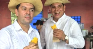 HD Joan Guevara Abanderado de Cañitas junto al Alcalde Fito Jaramillo