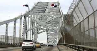 Cuatro banderas de Panamá ondean en el Puente de las Américas como símbolo de soberanía nacional