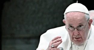 Papa Francisco muestra mejorías pero su estado sigue siendo "complejo"