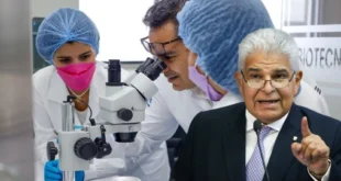 Mulino firma ley que transparenta el otorgamiento de becas científicas en Panamá