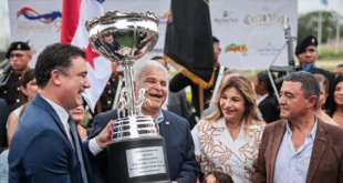 Presidente Mulino entrega trofeo del Clásico Presidente de la República al ejemplar 'Senescal'