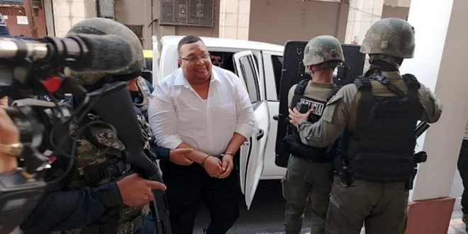 Imputan Cargos a Alex Lee